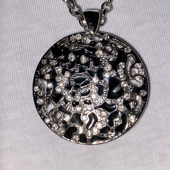 ✅Panther face silver tone pendant  w/black enamel/rhinestone 🐆 - Picture 3 of 3